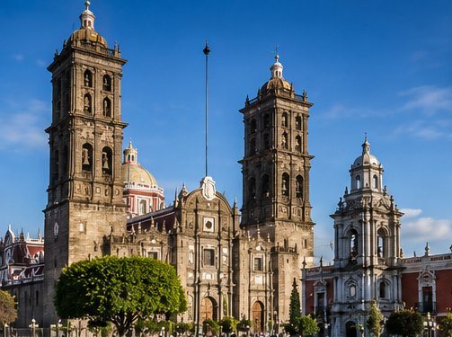 Catedral Basílica de Puebla vista desde la plaza principal