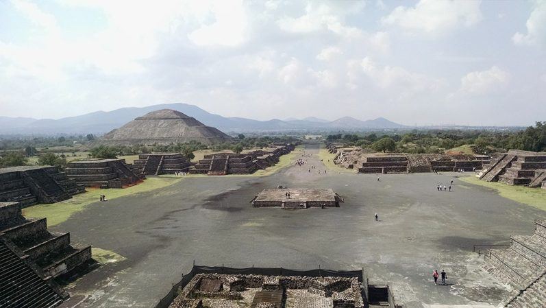 Calzada de los Muertos vista panorámica en Teotihuacán